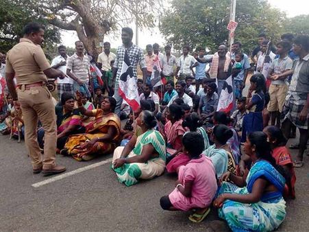ஆலங்குளம் அருகே அடிப்படை வசதி கோரி கிராம மக்கள் திடீர் மறியல்.. ஸ்தம்பித்த போக்குவரத்து!