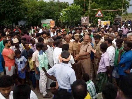 விருதுநகர் அருகே சாலைவிபத்தில் தம்பதி பலி.. கொதித்தெழுந்த கிராம மக்கள் திடீர் மறியல்!