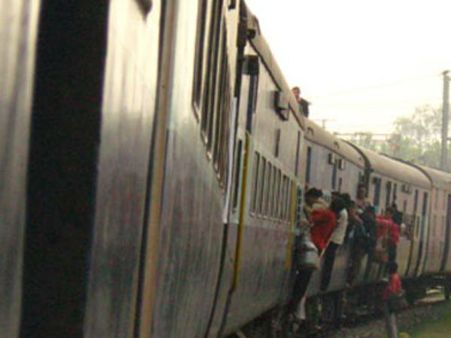 மின்கம்பி அறுந்து விழுந்து சேலம் பயணிகள் ரயில் படிக்கட்டில் நின்றவர் பலி