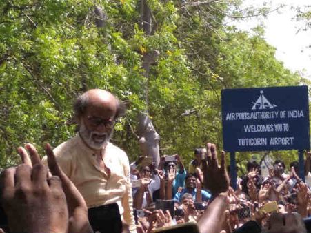 திமுக எல்லாவற்றிலும் அரசியல் செய்கிறது.. போட்டுத்தாக்கிய ரஜினி!