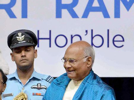 சென்னை ஜனாதிபதி விழாவில் கறுப்பு ஆடைக்கு தடை.. பேராசிரியையின் கறுப்பு துப்பட்டாவை அகற்றியது போலீஸ்!