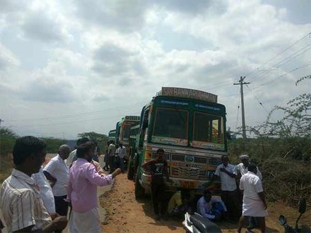 பவானியில் மணல் எடுக்க பொதுமக்கள் எதிர்ப்பு: 12 லாரிகளை சிறைபிடித்து போராட்டம்