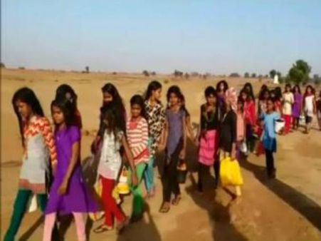 கழிப்பறை செல்ல கையில் வாளியுடன் ஆசிரியர்கள் துணையுடன் தினமும் 4கிமீ நடக்கும் பள்ளி மாணவிகள்!