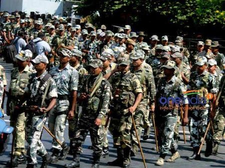 தூத்துக்குடி அண்ணாநகரில் ஆயுதமேந்திய மத்திய கமாண்டோ படை அணிவகுப்பு, வஜ்ரா வாகனம் வரவழைப்பு!