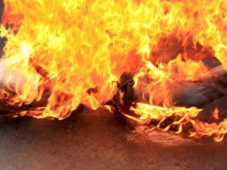 ஈரோடு அருகே பரிதாபம்: தீயில் கருகி பாட்டி, பேத்தி பலி.. 5 பேர் மீது வழக்கு பதிவு