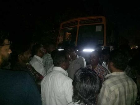 ஈரோட்டில் குளத்தின் கரையை வெட்டி மணல் விற்பனை.. லாரியை சிறைபிடித்த பொதுமக்கள்!