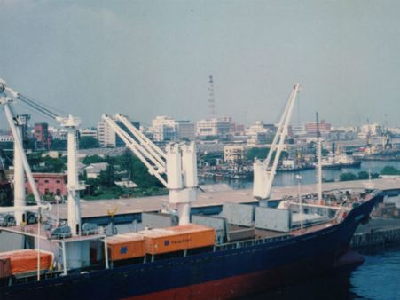 தூத்துக்குடியில் இணையதள சேவை முடக்கப்பட்டதால் கப்பல்கள் வருவதில் சிக்கல்.. 5 கப்பல்கள் தவிப்பு!