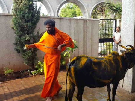 சித்தராமையாவை வீழ்த்த 'கோ பூஜை'.. ரெட்டி சகோதரர்களின் 'பெஸ்ட் பிரண்ட்' ஸ்ரீராமுலு பயபக்தி