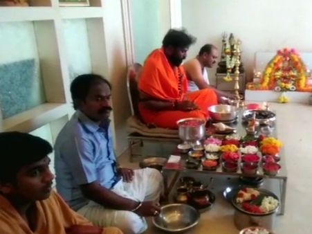 வாக்குப் பதிவு அன்று கோ பூஜை.. இன்று மலர் பூஜை.. ஸ்ரீராமுலுவின் பிரார்த்தனை சாமிக்கு கேட்டிருக்குமா?