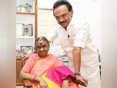 அன்னையர் தினத்தில் தயாளு அம்மாளை சந்தித்து ஆசி பெற்ற ஸ்டாலின்