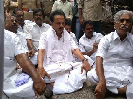 முதல்வர் அறை முன்பாக அமர்ந்து ஸ்டாலின் திடீர் தர்ணா.. தலைமைச் செயலகத்தில் பரபரப்பு