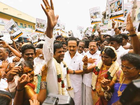 தமிழக அரசை கண்டித்து போராட்டம்.. புதுமண தம்பதியுடன் சாலை மறியலில் ஈடுபட்ட ஸ்டாலின் கைது