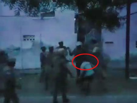 தூத்துக்குடியில் இரவில் வீடு புகுந்து இளைஞரைத் தாக்கி இழுத்துச் சென்ற போலீஸ்.. பரபரப்பு வீடியோ