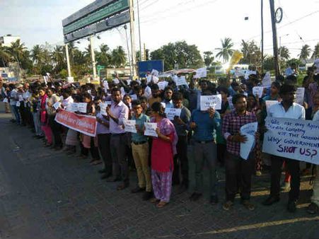 துப்பாக்கிச் சூட்டை கண்டித்து சென்னையில் ஐடி ஊழியர்கள் மனிதசங்கிலி போராட்டம்
