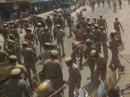 தகிக்கும் தூத்துக்குடி.. மக்கள் போராட்டத்தை ஒடுக்க மேலும் 2,000 போலீஸார் விரைகிறார்கள்!