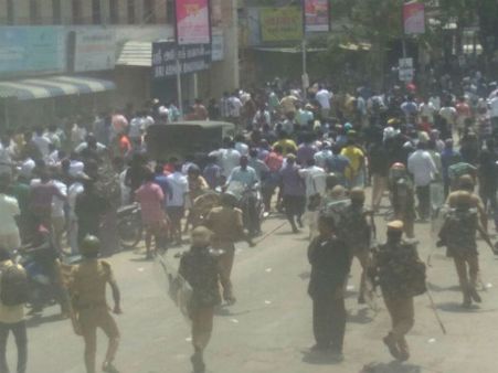 தூத்துக்குடி.. போலீஸ் தடியடி.. ஷிப்பிங் கம்பெனி டிரைவருக்கு கோமா நிலையில் தீவிர சிகிச்சை!