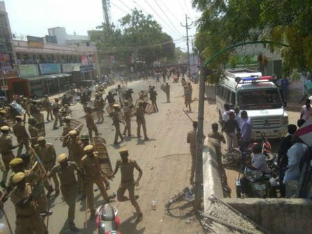 தூத்துக்குடி தன்னெழுச்சி போராட்டத்தில் சிக்கி காவலர்களும் காயம்!