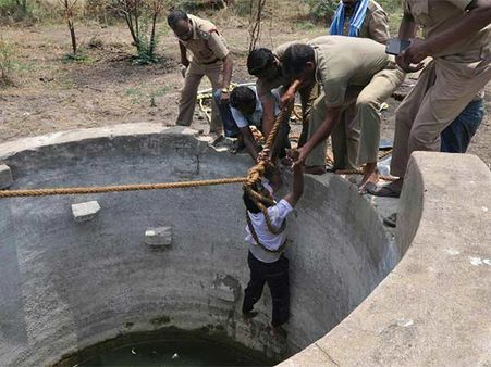தற்கொலை செய்ய கிணற்றில் குதித்து.. காப்பாத்துங்க... காப்பாத்துங்க என அலறிய ஞானப்பிரகாசம்!