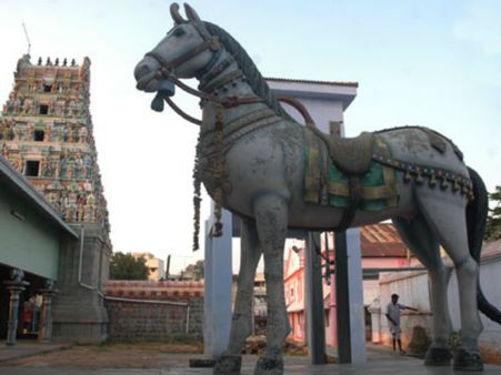 குலம் காக்கும் குல தெய்வம்... கையெடுத்து கும்பிட்டா காத்து நிற்கும்!