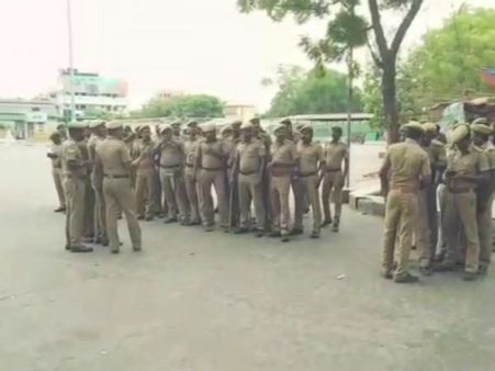 துப்பாக்கிச் சூட்டை கண்டித்து காலவரையற்ற கடை அடைப்பு போராட்டம்: தூத்துக்குடியில் போலீஸ் குவிப்பு!