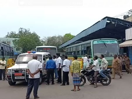 தூத்துக்குடியில் 3 நாட்களுக்கு பிறகு பஸ் இயக்கம்.. போலீஸ் பாதுகாப்புடன் நெல்லைக்கு அரசு பஸ்!