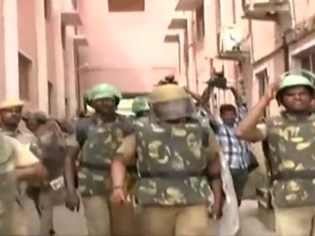 தூத்துக்குடி அரசு மருத்துவமனை முன்பு போராட்டம்... போலீஸ் மீண்டும் தடியடி