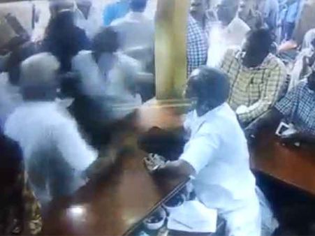 பெரம்பலூரில் தமிழ்நாடு வணிகர் சங்க தலைவர் வெள்ளையன் மீது திமுகவினர் தாக்குதல்.. வைரலாகும் வீடியோ