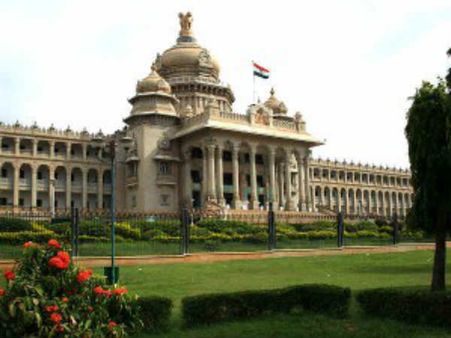 ஆட்சி அமைக்கப் போவது யார்... எம்எல்ஏக்கள் கூட்டங்கள்.... கட்சிகள் பரபர!