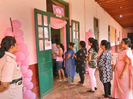 அதிகப்படியான வாக்குப்பதிவு.. எந்த கட்சிக்கு பாதகம்? கர்நாடக அரசியலில் பரபரப்பு