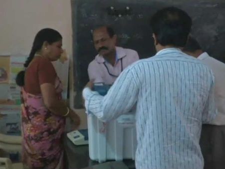 கர்நாடகா தேர்தல்: வாக்குப்பதிவு தொடங்கியது முதல் ஆயிரத்தெட்டு பிரச்சினைகள்