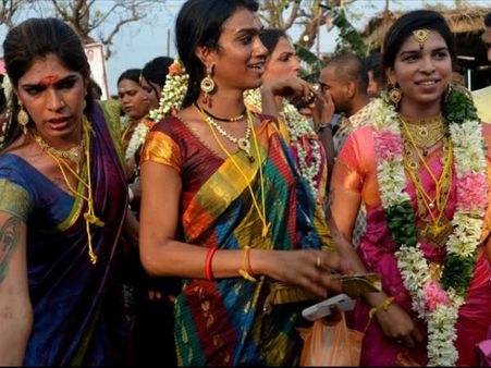 கூவாகம் கூத்தாண்டவர் கோவில் தேரோட்டம்: ஆயிரக்கணக்கான திருநங்கைகள் பங்கேற்பு