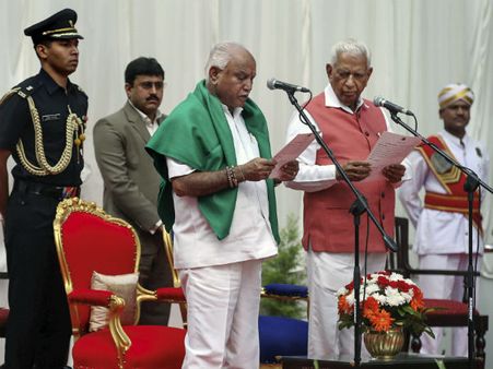 கர்நாடகாவின் 23வது முதல்வராக பதவி ஏற்றார் எடியூரப்பா!