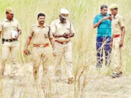 கொள்ளிடம் ஆற்றில் பெண் கொன்று புதைப்பு.. எலும்பு துண்டுகளை நாய்கள் குதறியதால் அம்பலம்