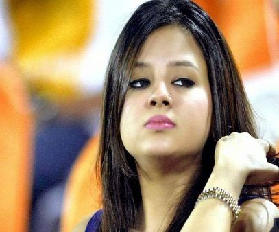 உயிருக்கு ஆபத்து.. தோனி மனைவி சாக்ஷி பீதி.. துப்பாக்கி வைத்துக்கொள்ள அனுமதி கோருகிறார்!