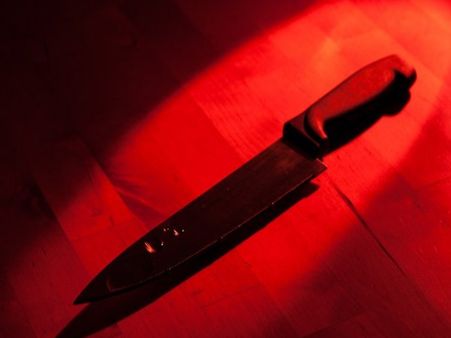 திருமணம் முடிந்த காதலியை பலாத்காரம் செய்ய முயன்ற முன்னாள் காதலன்.. நாக்கை வெட்டி கிடாசிய காதலி