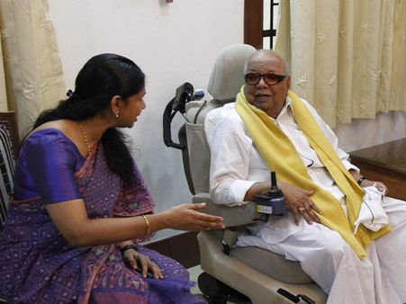 ரட்சகனே! கரகரத்த குரல் வாளெடுத்து எழுத்து கேடயம் ஏந்தி வா.. கனிமொழி உருக்கம்