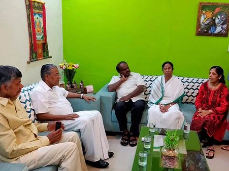 ஆளுநர் இல்லத்தில் டெல்லி முதல்வர் தர்ணா... 4 மாநில முதல்வர்கள் கேஜரிவாலுக்கு ஆதரவு