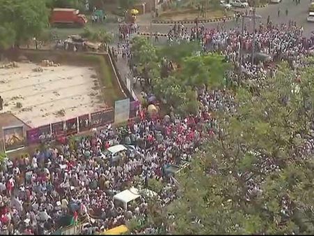 டெல்லி: மோடி வீடு நோக்கி நூற்றுக்கணக்கான ஆம் ஆத்மி தொண்டர்கள் பேரணி