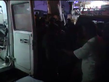 கோவையில் சாலை விபத்தில் சிக்கி காயமடைந்தவரை மீட்ட அமைச்சர் எஸ் பி வேலுமணி