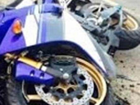 சென்னையில் 7 இளைஞர்கள் பைக் ரேஸ்... ஸ்பென்சர் பிளாசா அருகே சாலைத் தடுப்பில் மோதி ஒருவர் பலி