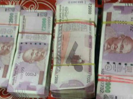 அண்ணாநகர் சரவணபவனில் அனாதையாக கிடந்த ரூ.25 லட்சம்.. போலீசில் ஒப்படைத்த ஊழியருக்கு பாராட்டு