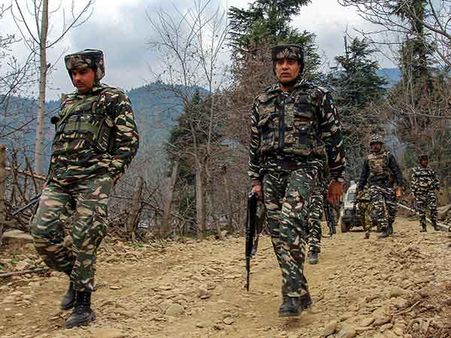 காஷ்மீரில் ராணுவத்தினர் மற்றும் தீவிரவாதிகள் இடையே துப்பாக்கிச்சண்டை