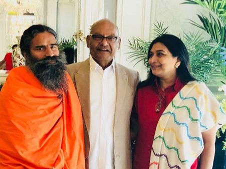 வேதாந்தா குழும அனில் அகர்வால்-பாபா ராம்தேவ் சந்திப்பு:ஸ்டெர்லைட்டுக்கு எதிராக சர்வதேச சதி என புகார்