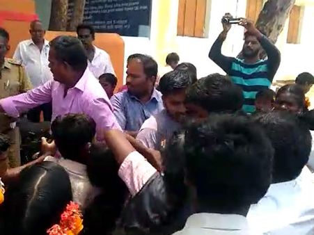 மாணவர்கள் பாசப்போராட்டம் நடத்திய வெளியகரம் அரசுப்பள்ளியில் மாவட்ட கல்வி அதிகாரி ஆய்வு