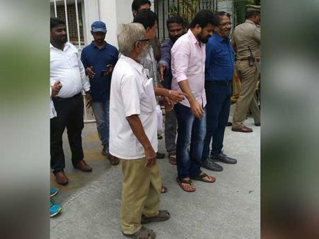 இயக்குநர் அமீரை கொலை செய்ய ஒரு கும்பல் முயற்சிக்கிறது.. பாரதிராஜா பரபர குற்றச்சாட்டு