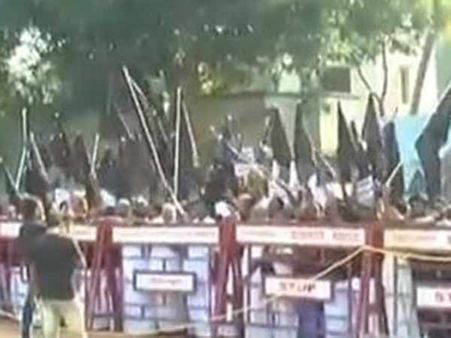 ஆளுநர் கார் மீது கறுப்புக்கொடி வீச்சு.. திமுகவினர் 192 பேர் சேலம் சிறையில் அடைப்பு!