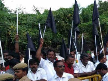 நாமக்கல்லில் ஆளுநர் கார் மீது கறுப்பு கொடி வீச்சு- 291 திமுகவினர் கைது