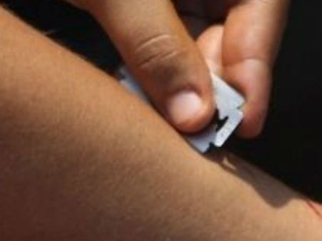 காதலன் கைது.. கோர்ட்டுக்கு ஆவேசமாக வந்த காதலி.. பிளேடால் கையை அறுத்து தற்கொலை முயற்சி!