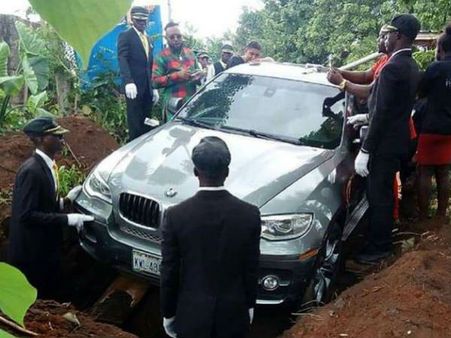 தந்தையின் கடைசி ஆசைப்படி பிஎம்டபிள்யூ காரை சவப்பெட்டியாக்கி அடக்கம் செய்த மகன்!