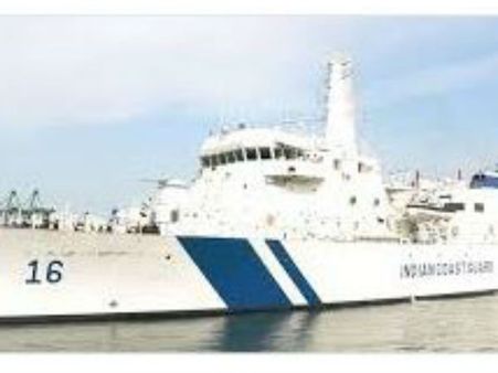 ஈரான் அருகே நடுக்கடலில் தத்தளித்த தமிழக மீனவர்கள் 9 பேர் பத்திரமாக மீட்பு.. கடலோர காவல்படை அசத்தல்!